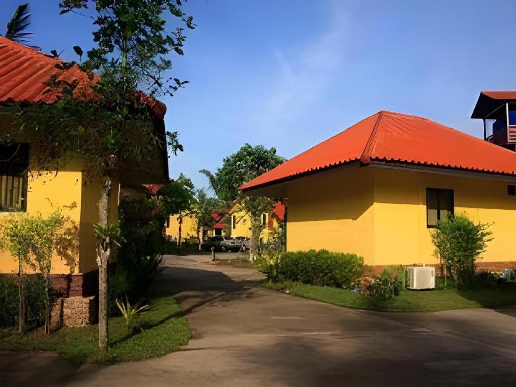 Tanisa Resort Chumphon Exterior photo
