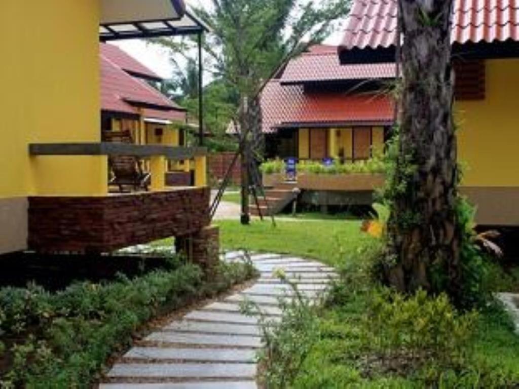 Tanisa Resort Chumphon Exterior photo